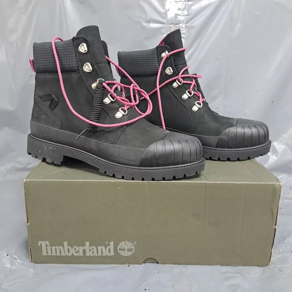 BOXED PAIR OF TIMBERLAND BOOTS IN BLACK SIZE UK 9