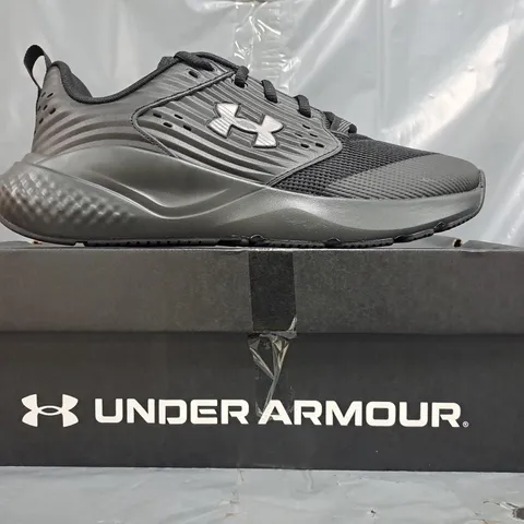 BOXED PAIR OF UNDER ARMOUR CHARGED COMMIT TR 4 TRAINERS IN BLACK SIZE UK 8