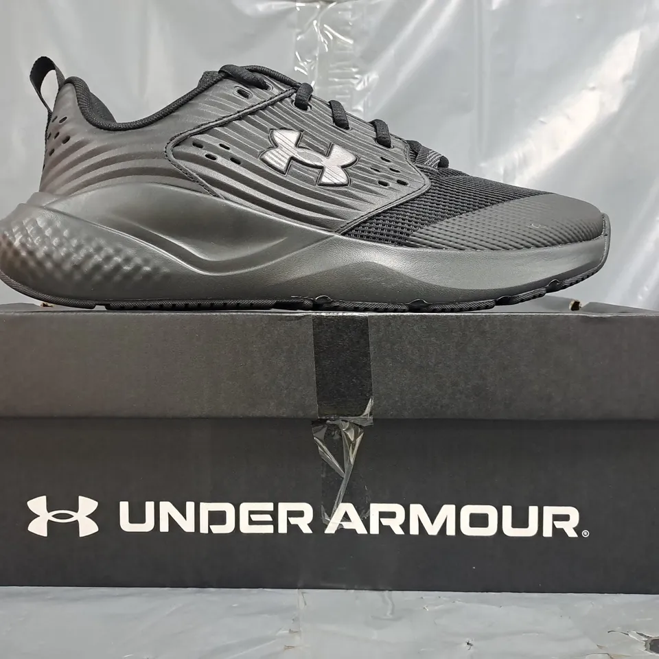 BOXED PAIR OF UNDER ARMOUR CHARGED COMMIT TR 4 TRAINERS IN BLACK SIZE UK 8