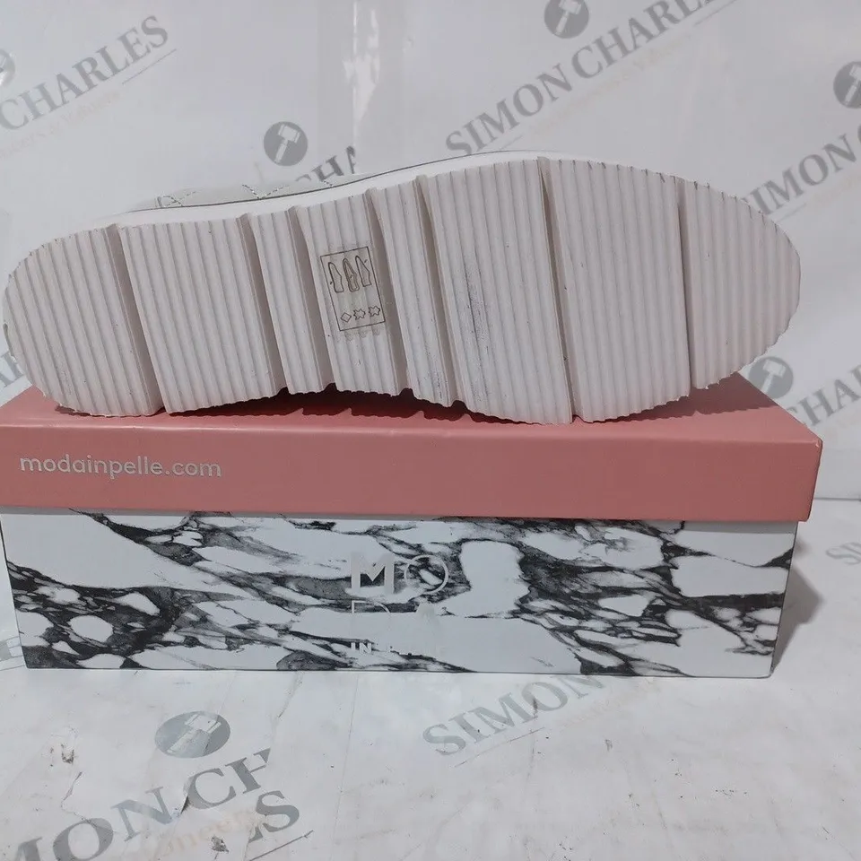 BOXED PAIR OF MODA IN PELLE ETEENA QUILTED LEATHER LOAFERS IN OFF WHITE SIZE 6