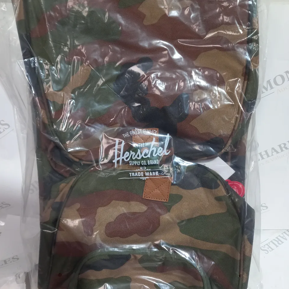 HERSCHEL WOODLAND CAMO MULIT ZIP BAG 