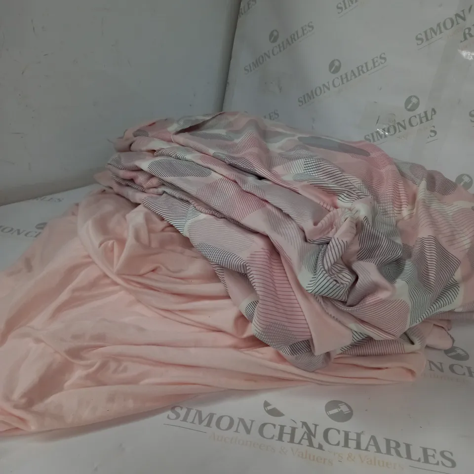 HONEYCOMB FLEECE BEDDING SET - PINK, KING. 