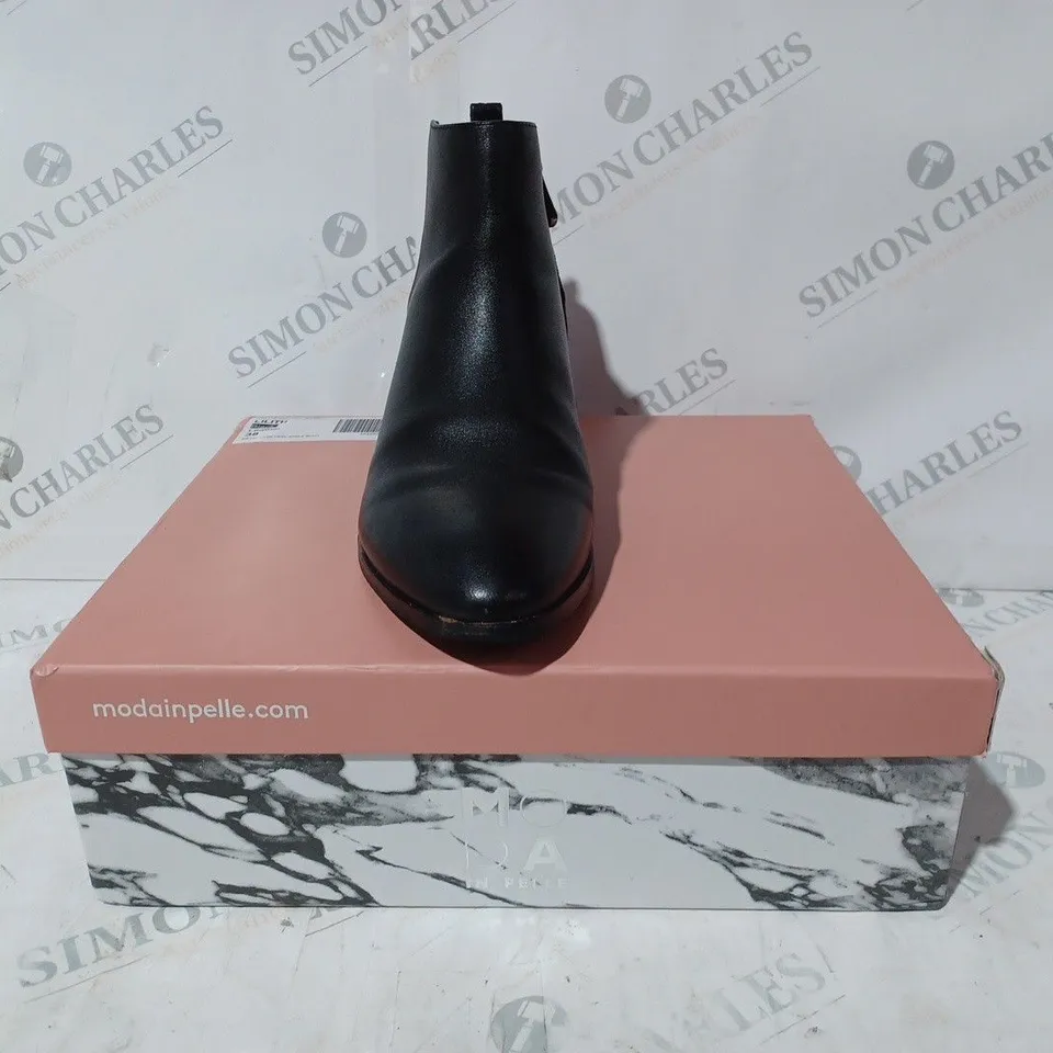 BOXED PAIR OF MODA IN PELLE LILITH ANKLE BOOTS IN BLACK LEATHER SIZE 5