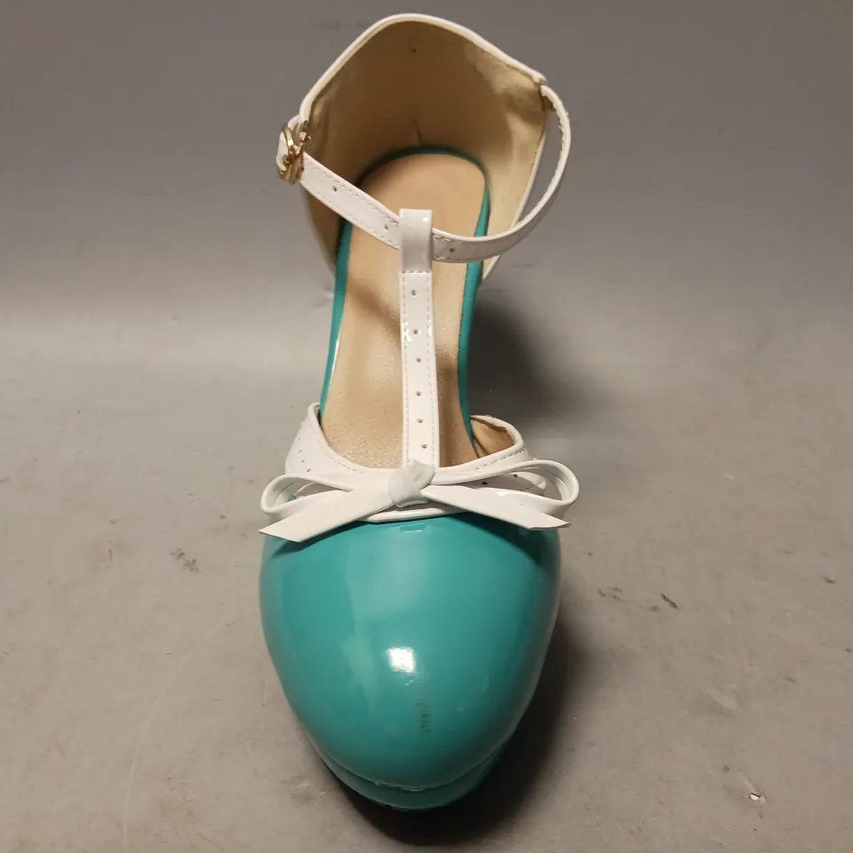 BOXED PAIR OF DESIGNER HEELED SHOES IN TEAL EU SIZE 41