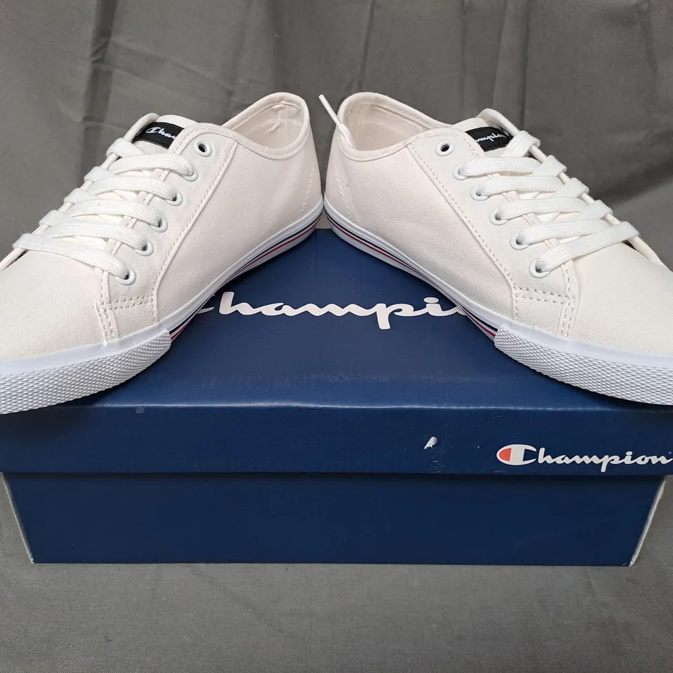 BOXED PAIR OF CHAMPION HUNTINGTON CANVAS SHOES IN WHITE 6