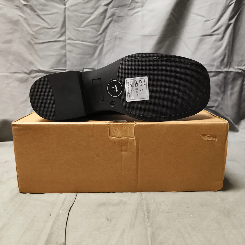 BOXED PAIR OF V BY VERY ANKLE BOOTS IN BLACK SIZE UK 7