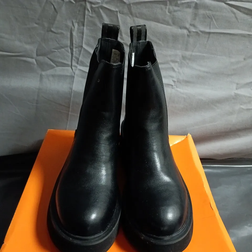 BOXED PAIR OF ROCKET DOG BLACK LEATHER CHELSEA BOOTS WITH PLATFORM SOLE – WOMEN'S - UK SIZE 3