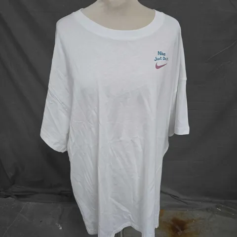 NIKE BACK PRINT TSHIRT IN WHITE SIZE XXL