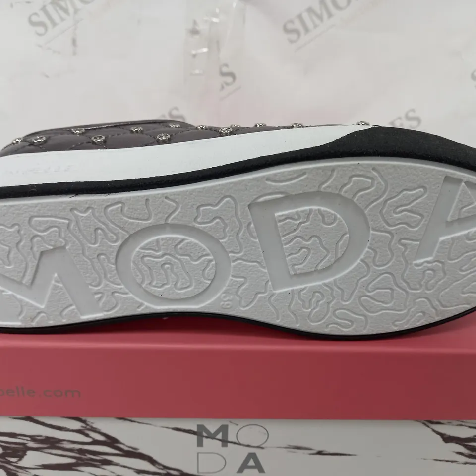 BOXED MODA LEATHER ADELAID LACE UP QUILTED TRAINERS IN PEWTER - SIZE 39