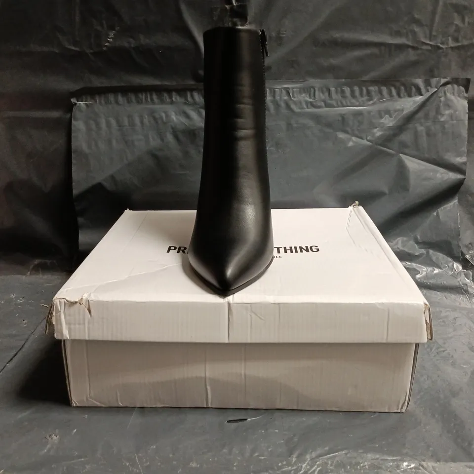 BOXED PAIR OF PRETTY LITTLE THING BLOCK HEEL ANKLE BOOTS IN BLACK SIZE 6