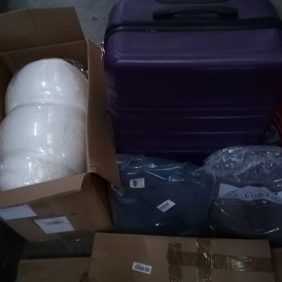 PALLET OF ASSORTED ITEMS TO INCLUDE LARGE LUGGAGE CASE, AIR MATTRESS AND TOWEL BUNDLE