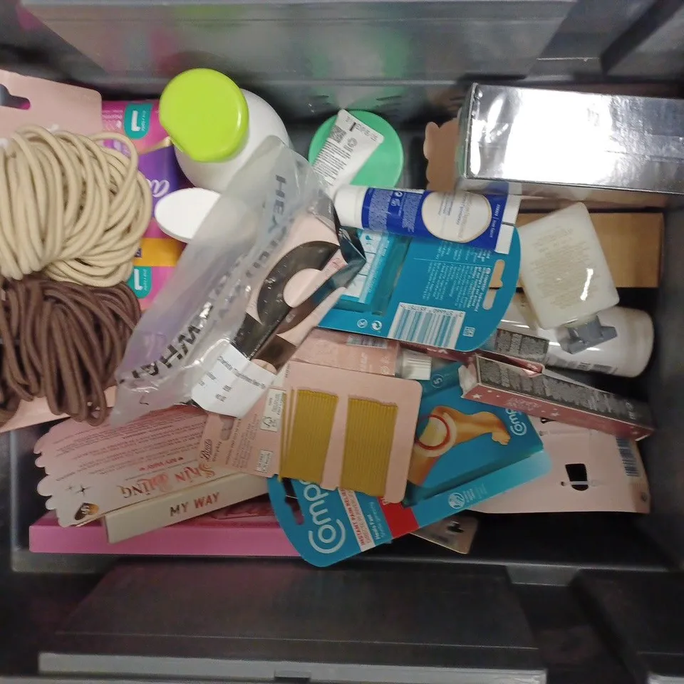 BOX OF APPROX 25 ASSORTED BEAUTY PRODYCTS TO INCLUDE PLOUISE JUICY DRIP, LOREAL MEN EXPERT ANTI-FATIGUE MOISTURISER, PLOUISE BAD ENERGY, ETC. 