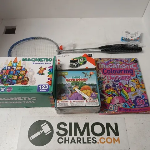 APPROXIMATELY 20 ASSORTED TOYS, GAMES, GIFTS AND NOVELTIES TO INCLUDE MAGNETIC BUILDING TILES, DINO BATH BOMBS, JOHN LEWIS RECYCLING TRUCK, ETC - COLLECTION ONLY