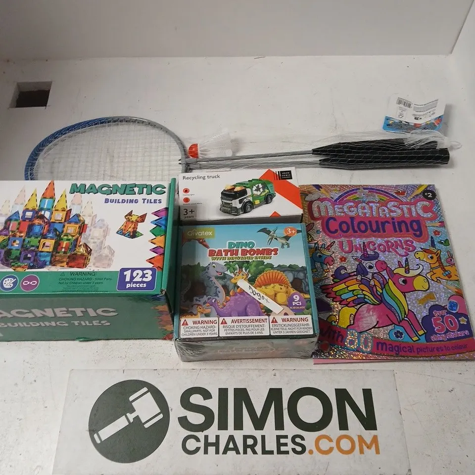 APPROXIMATELY 20 ASSORTED TOYS, GAMES, GIFTS AND NOVELTIES TO INCLUDE MAGNETIC BUILDING TILES, DINO BATH BOMBS, JOHN LEWIS RECYCLING TRUCK, ETC - COLLECTION ONLY