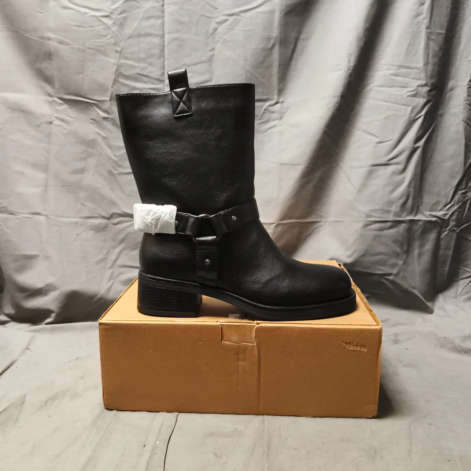 BOXED PAIR OF V BY VERY ANKLE BOOTS IN BLACK SIZE UK 7