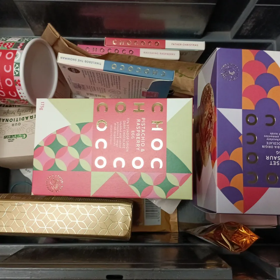 APPROXIMATELY 15 ASSORTED FOOD & DRINK ITEMS TO INCLUDE GRAHAMS IRISH BUTTER SHORTBREAD, HAMLET PRALINE COLLECTION, CHOC PISTACHIO & RASPBERRY EGG, ETC - COLLECTION ONLY