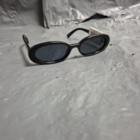 LR SPECS OUTTA LOVE SUNGLASSES - BLACK