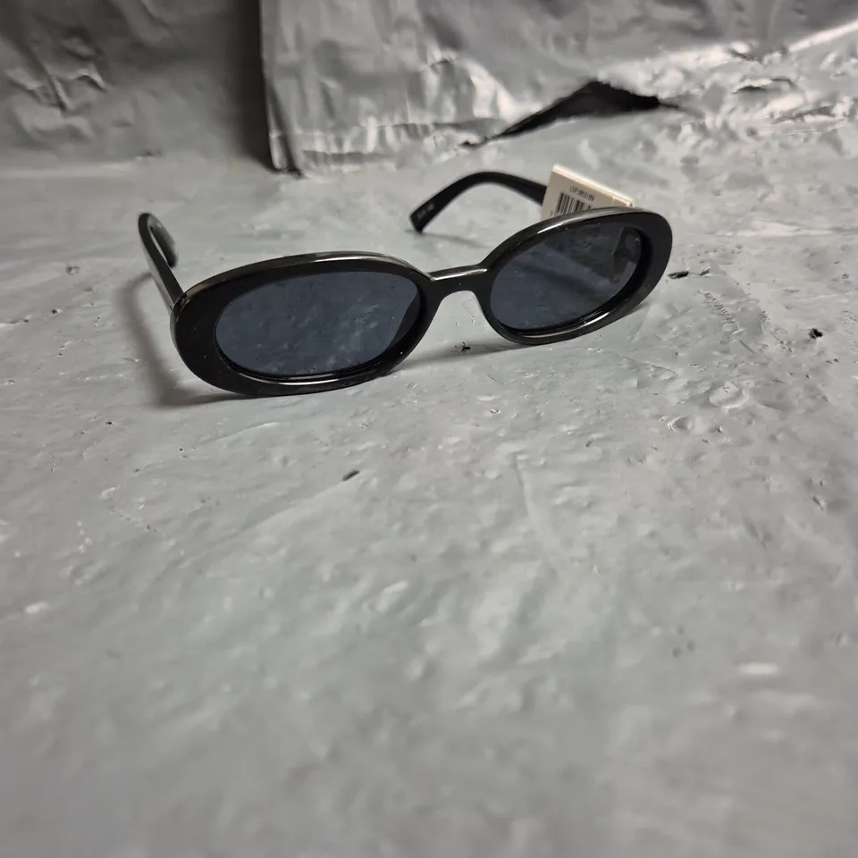 LR SPECS OUTTA LOVE SUNGLASSES - BLACK