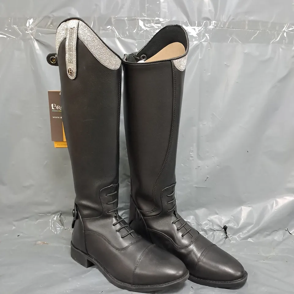 BOXED PAIR OF BROGINI COMO PICCINO KNEE-HIGH BOOTS IN BLACK W. SILVER GLITTER TOP SIZE UK 2.5