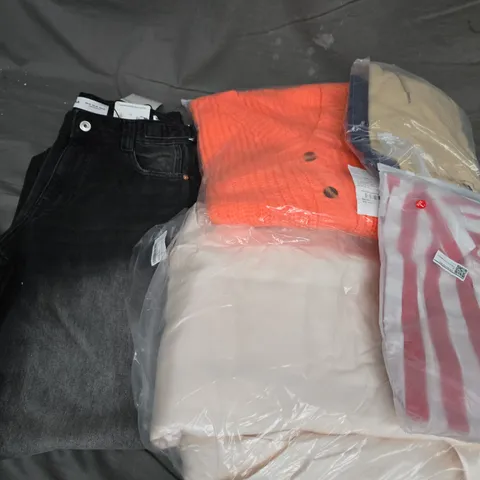 APPROXIMATELY 35 ASSORTED CLOTHING ITEMS IN VARIOUS SIZES, STYLES & COLOURS TO INCLUDE JEANS, TOPS, GILET, ETC - COLLECTION ONLY