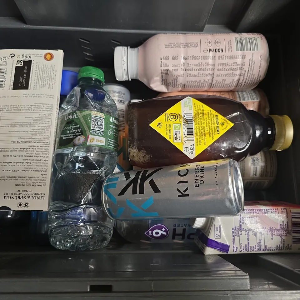 APPROXIMATELY 12 ASSORTED FOOD & DRINK ITEMS TO INCLUDE VOLVIC WATER, LINDT INTENSE DARK, YFOOD DRINK, ETC - COLLECTION ONLY