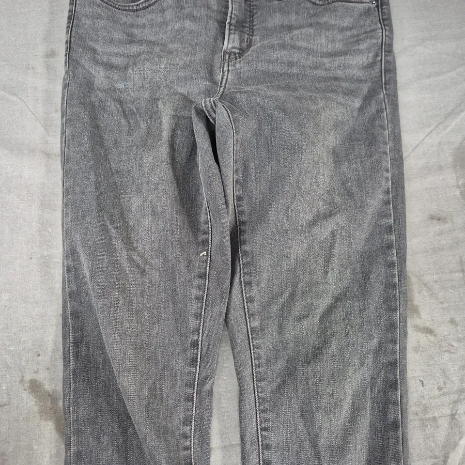 LEVI'S 310 SHAPING SUPER SKINNY JEANS IN GREY SIZE 28X28