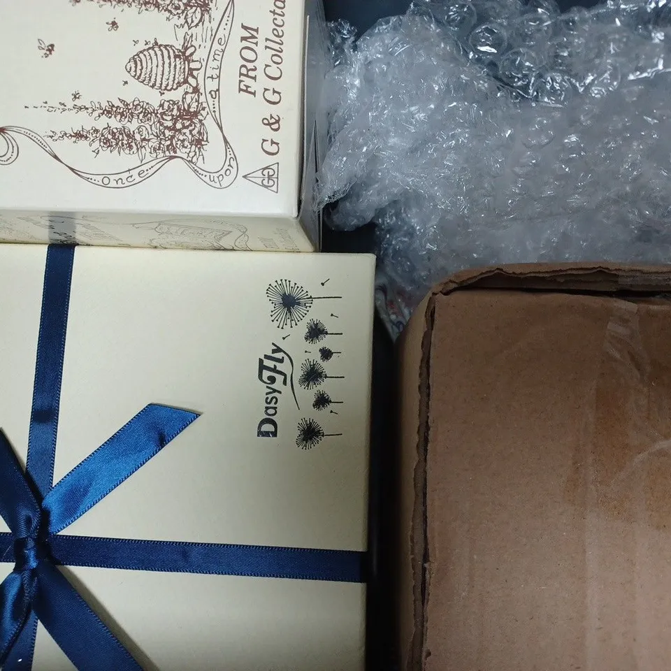 BOX OF APPROXIMATELY 5 ASSORTED ITEMS TO INCLUDE - WATERJUG - GLASS MUG - WOMAN WITH DOG FIGURE ETC