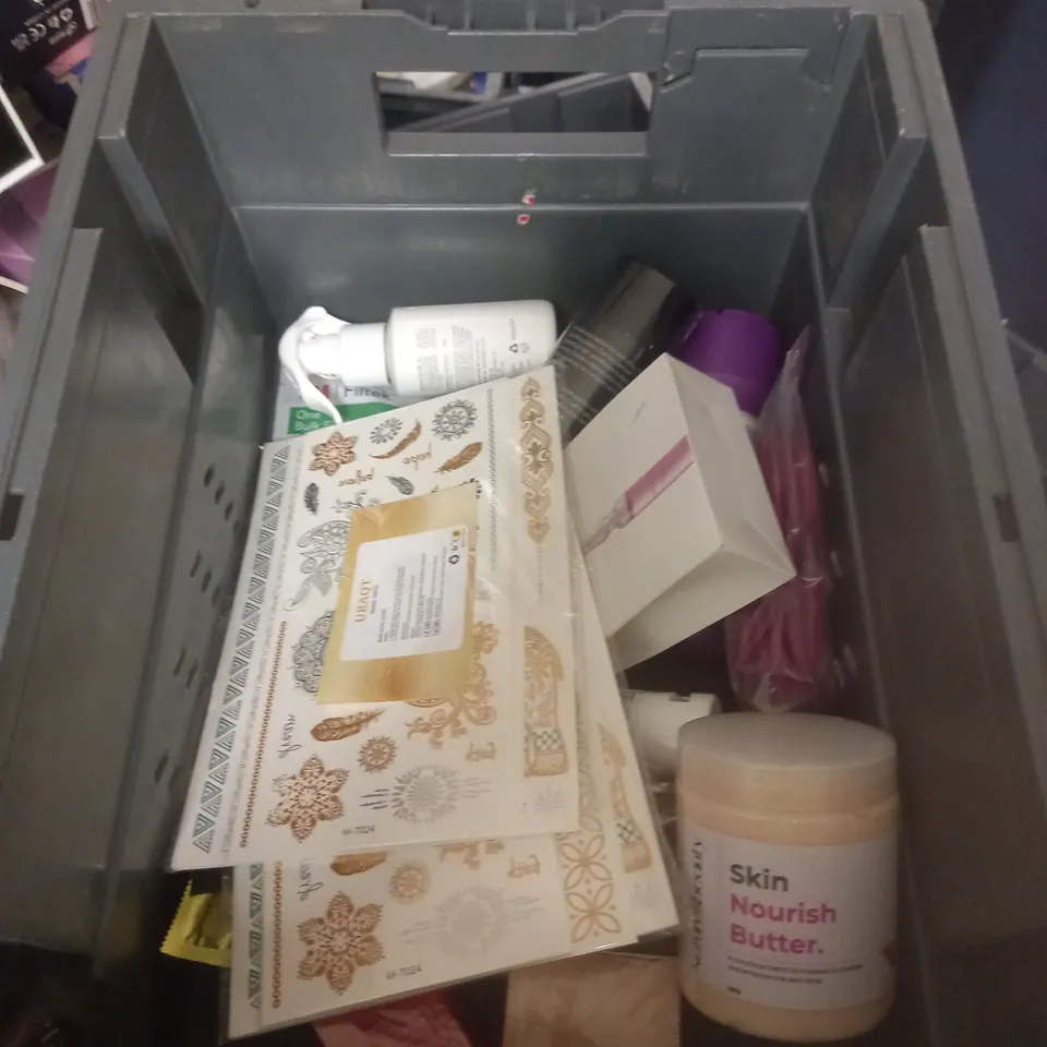 APPROXIMATELY 20 ASSORTED COSMETIC PRODUCTS TO INCLUDE - PLOUISE BAD BITCH ENERGY LIP OIL SET - THE BODY SHOP GIFT BAG - JASON KIDS TOOTHPASTE - ETC 