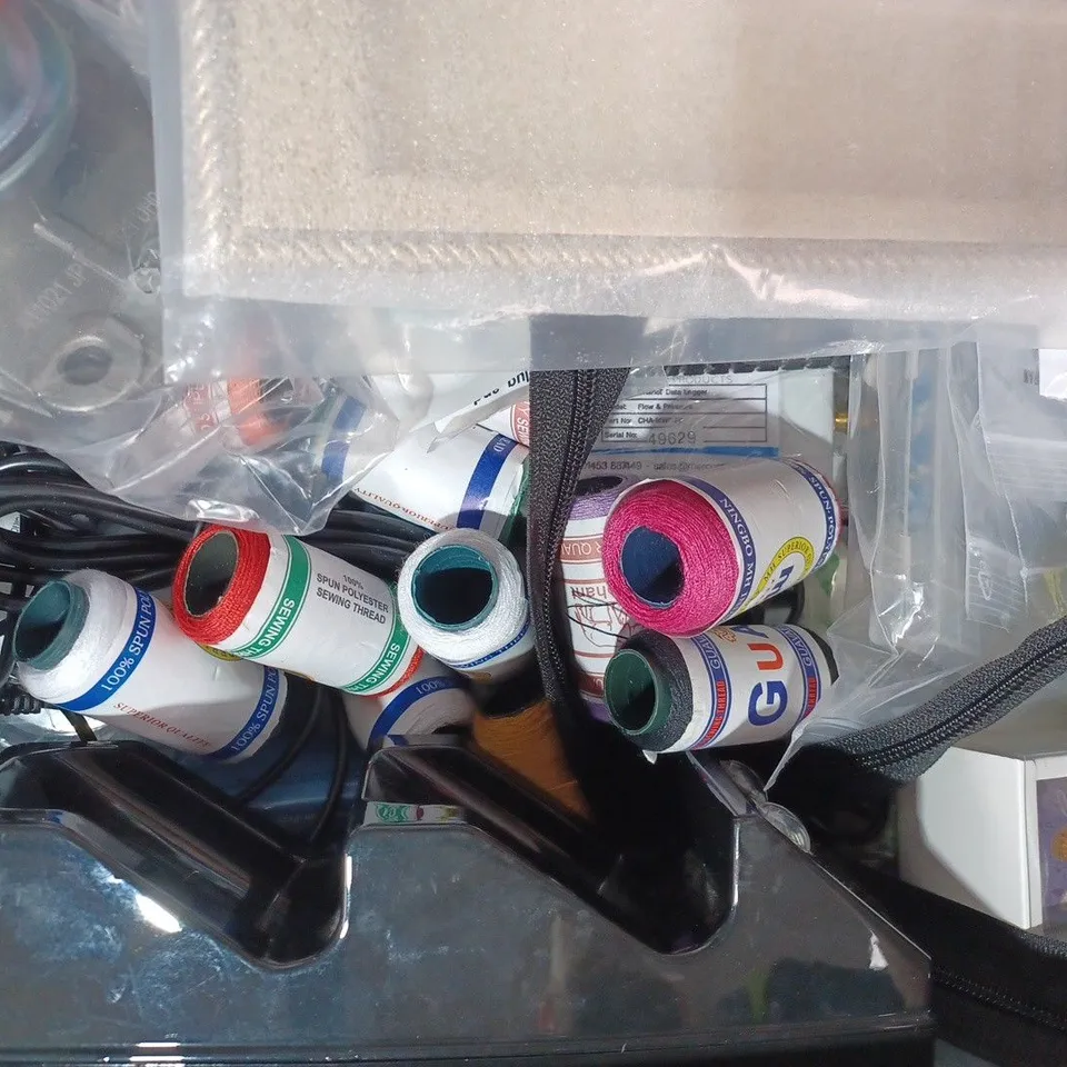 APPROXIMATELY 10 ASSORTED HOUSEHOLD ITEMS TO INLUDE MINI HAND MIXER, DOOR WEDGE ALARM, MICRO 2 STAMP PAD, ETC