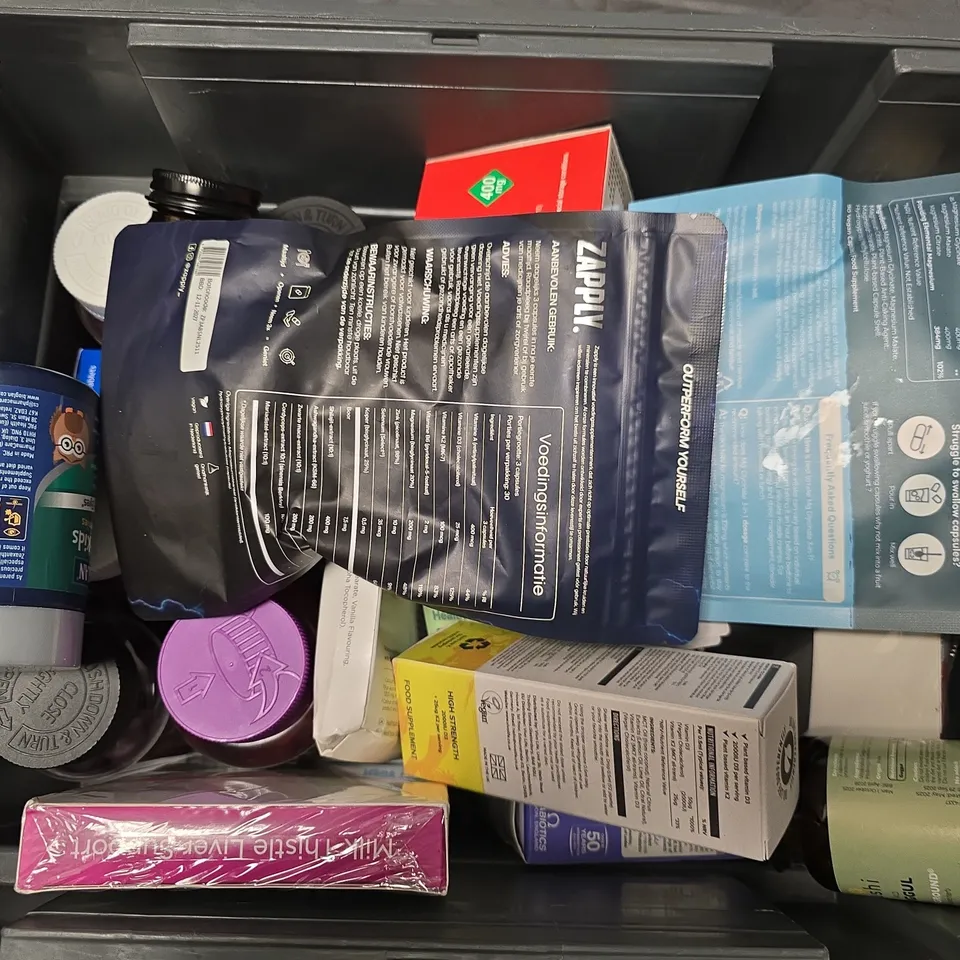 APPROXIMATELY 15 ASSORTED VITAMIN/HEALTH AID PRODUCTS TO INCLUDE NUTRITION GEEKS MG 3-IN-1, VIV LIFE D3, COLLAGN GUMMIES, ETC - COLLECTION ONLY