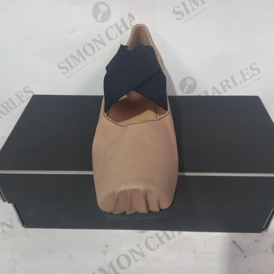 BOXED PAIR OF UMA WANG CALF LEATHER BALLET SHOES IN ROSE EU SIZE 36