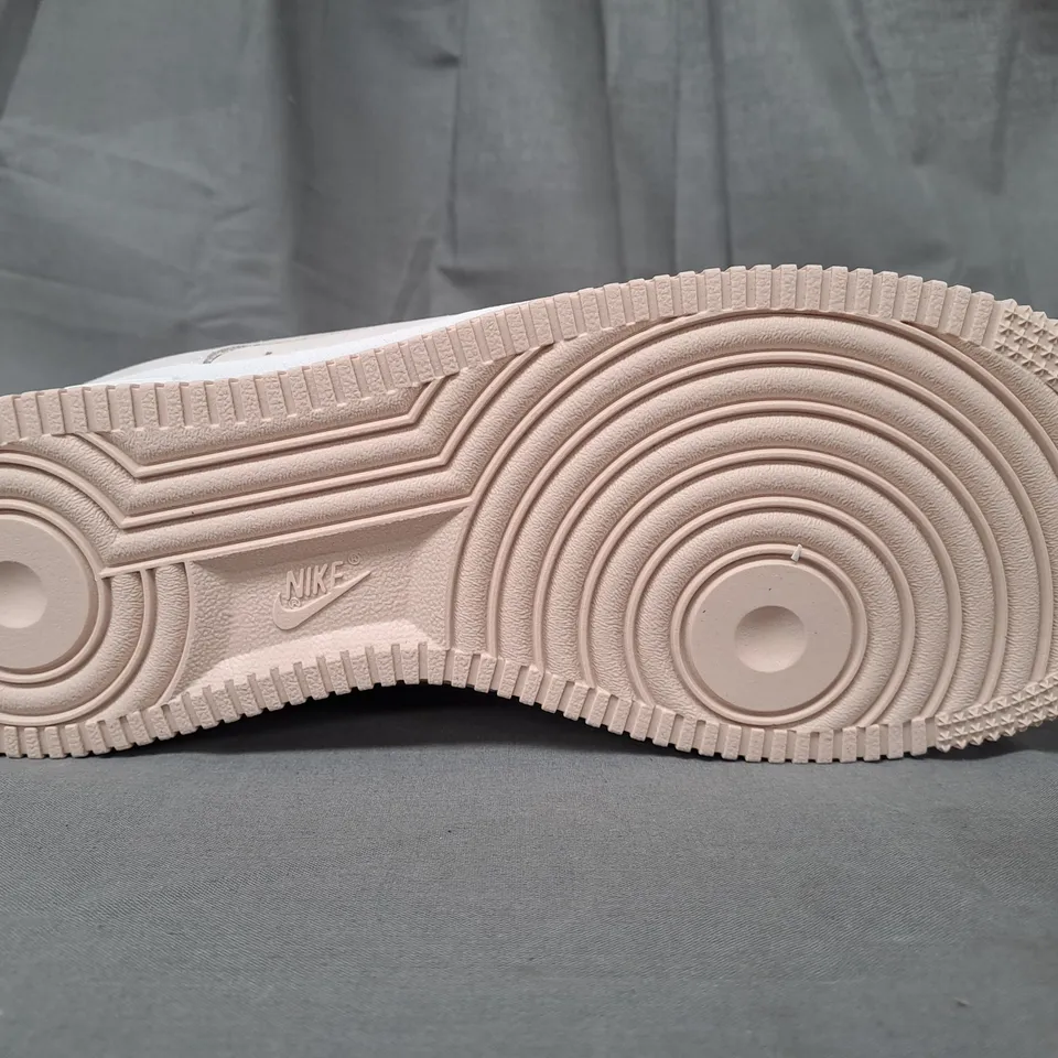 BOXED PAIR OF NIKE AIR FORCE 1 '07 SHOES IN LIGHT SAND UK SIZE 7