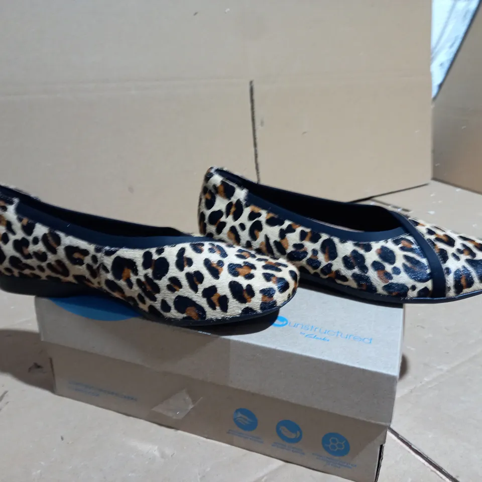 CLARKS DARCEY EASE LEOPARD STYLE LOAFERS SIZE 6