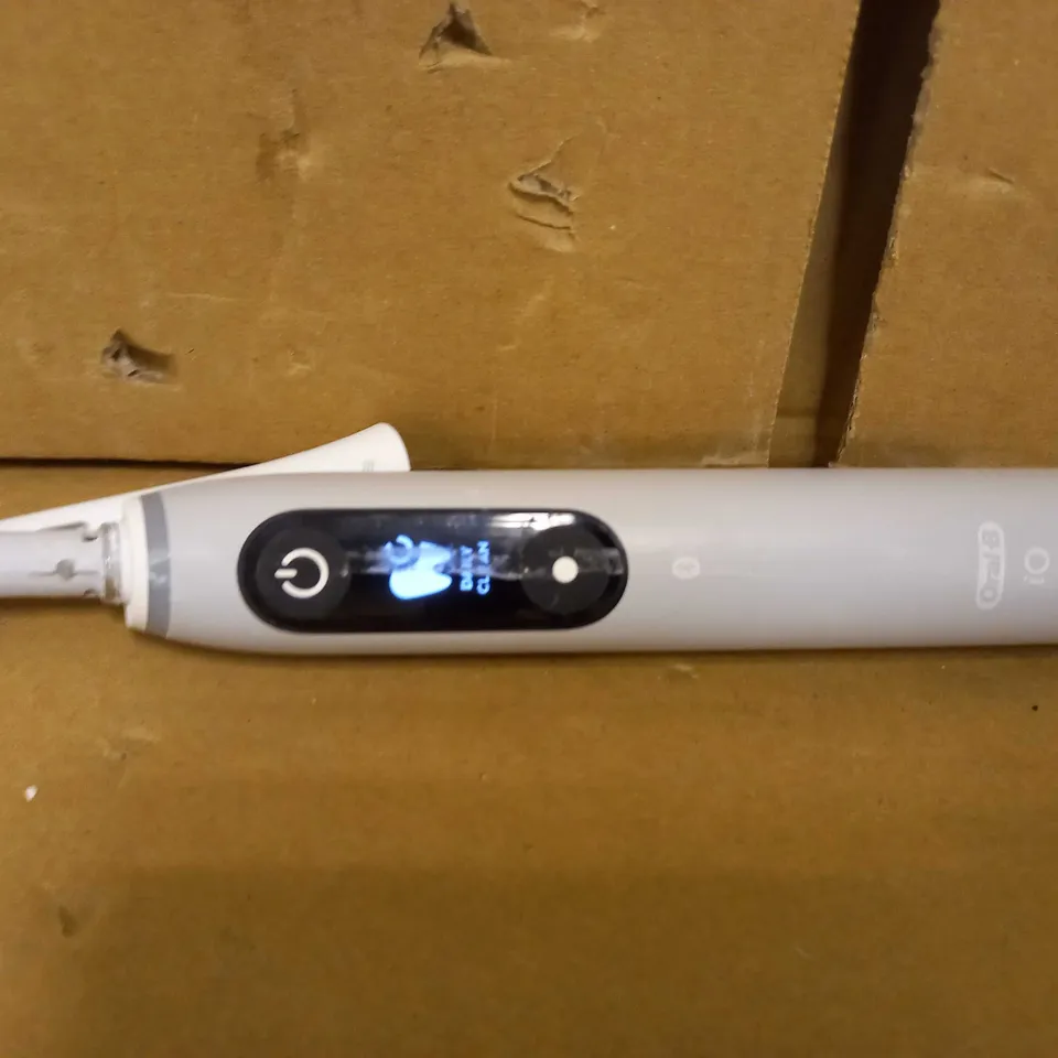 ORAL-B IO6 ELECTRIC TOOTHBRUSH