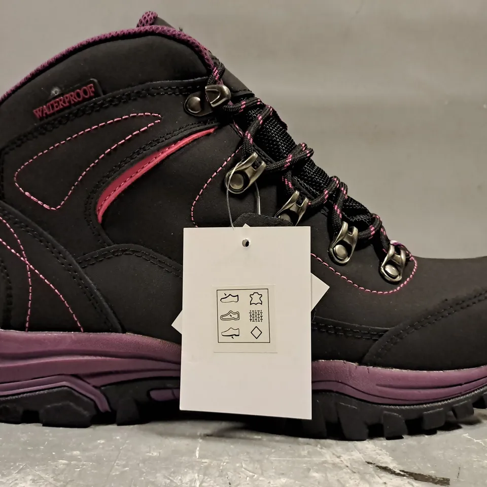 BOXED PAIR OF NORTHWEST TERRITORY ANKLE BOOTS IN BLACK/FUCHSIA UK SIZE 6