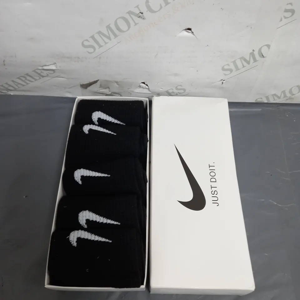 BOXED NIKE CREW SOCKS - X5 - BLACK