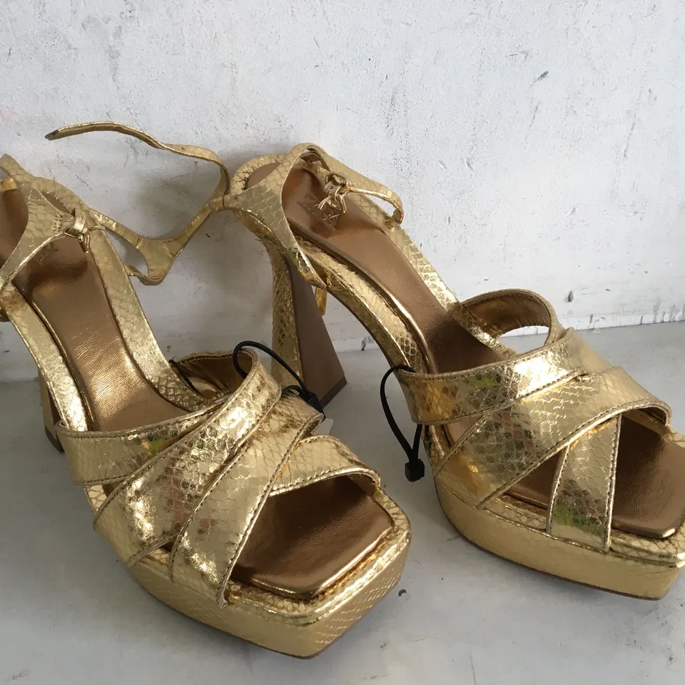 PAIR OF SIZE 39 ZARA GOLD HEELS