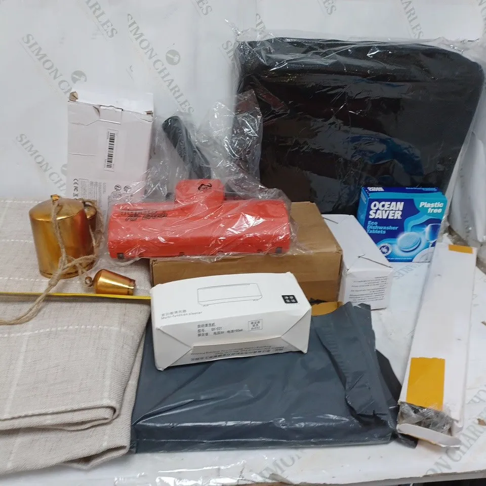 LOT OF APPROX. 15 HOUSEHOLD ITEMS INCLUDING CURTAINS AND A CUSHION