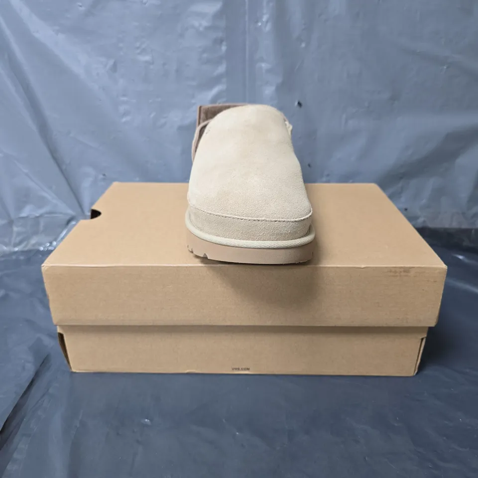 UGG GOLDENSTAR CLOGS - BEIGE - SIZE 5