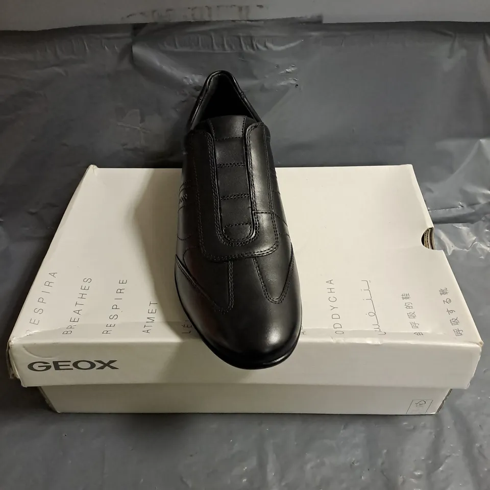 BOXED PAIR OF GEOX RESPIRA U SYMBOL C SHOES IN BLACK SIZE UK 7