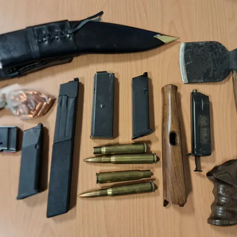 LOT OF APPROXIMATELY 15 ASSORTED ITEMS TO INCLUDE AIRSOFT MAGAZINES, AXE AND SHEATH