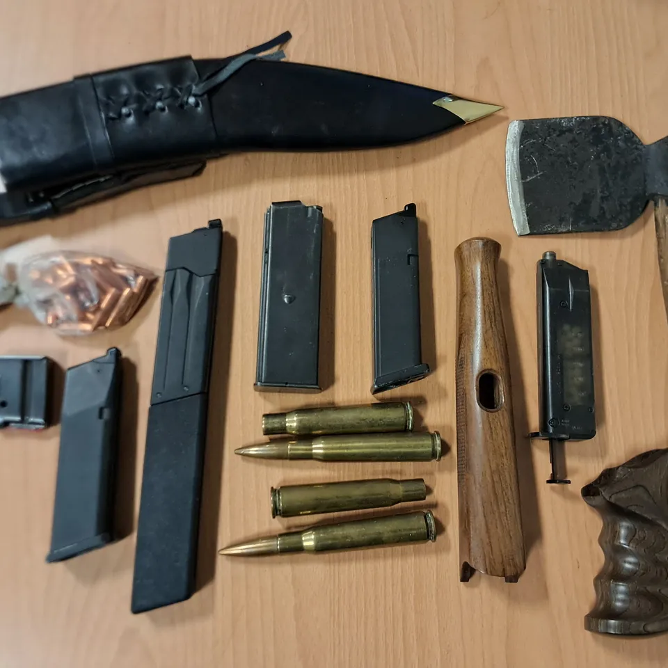 LOT OF APPROXIMATELY 15 ASSORTED ITEMS TO INCLUDE AIRSOFT MAGAZINES, AXE AND SHEATH