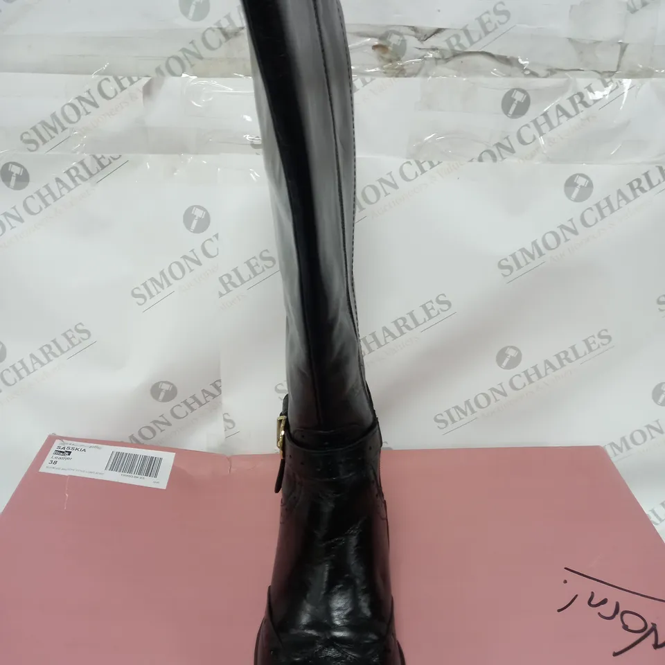 BOXED PAIR OF MODA IN PELLE SASSKIA KNEE BOOTS BLACK SIZE 5