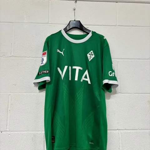 STOCKPORT COUNTY F.C LEAGUE ONE MATCH WORN THIRD KIT IN GREEN - UK L / JID OKEKE #41
