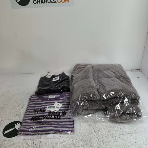 BOX OF APPROXIMATELY 12 ASSORTED CLOTHING ITEMS TO INCLUDE LONG SLEEVE TEE, MOCK NECK LONG SLEEVE ETC