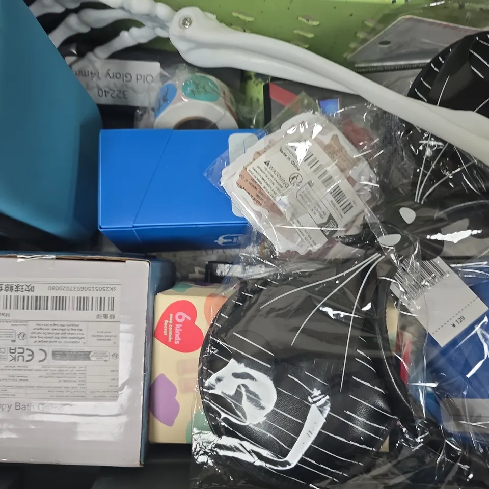 APPROXIMATELY 10 ASSORTED TOYS AND GAMES TO INCLUDE PIRATE GOLD, TAROT DECK, ETC