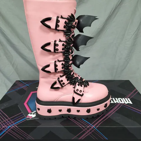 BOXED KOI MONSTER HIGH COUNT FABULOUS LONG BOOTS IN PINK - UK 4