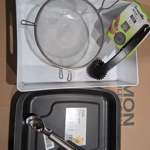 APPROXIMATELY 10 ASSORTED PRODUCTS TO INCLUDE; 32CM ROASTER, SCOVILLE CLEANING BRUSH AND ICE CREAM SCOOP
