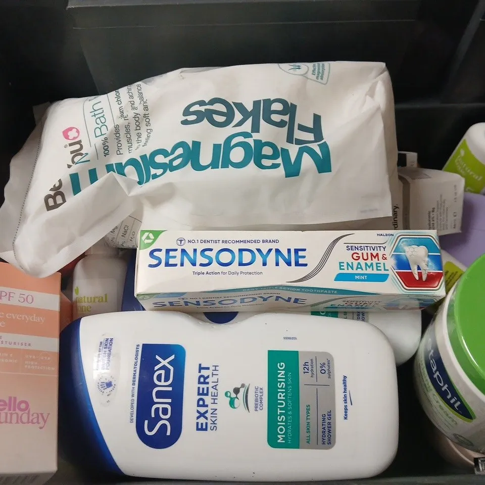 APPROXIMATELY 15 ASSORTED HEALTH & BEAUTY PRODUCTS TO INCLUDE CETAPHIL MOISTURING CREAM, MAGNESIUM FLAKES, SANEX SHOWER GEL, ETC - COLLECTION ONLY
