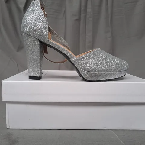 BOXED PAIR OF DESIGNER CLOSED TOE HIGH BLOCK HEEL SHOES IN SILVER W. GLITTER EFFECT EU SIZE 40